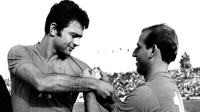 Как Еузебио поиска автограф от сина на Гунди