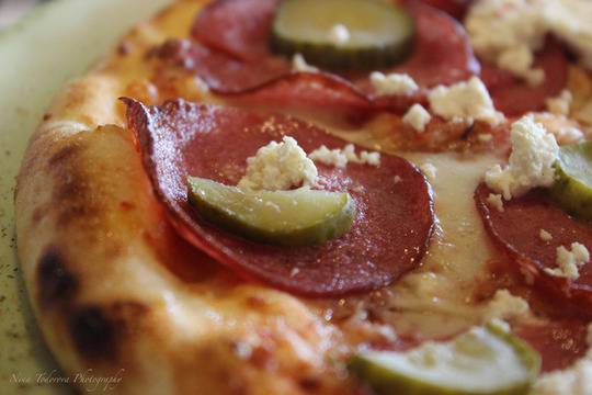 Пица със салам, кисели краставички и сирене