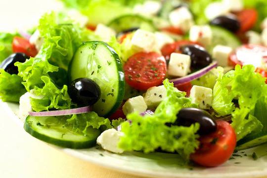 Зелена салата с фета сирене и риган