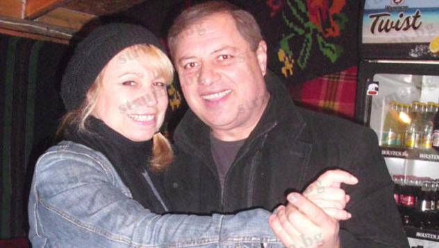 Благоевградският фолкславей Васил Лазаров гушна в лиричен блус пресаташето на община Струмяни Снежана Стоименова.