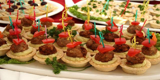 ВАРНА: Вкусно изкушение с кетъринг от Бистро KISS THE COOK! 25 бр. хапки АСОРТИ или Кюфтенца по цариградски 25 бр. на…