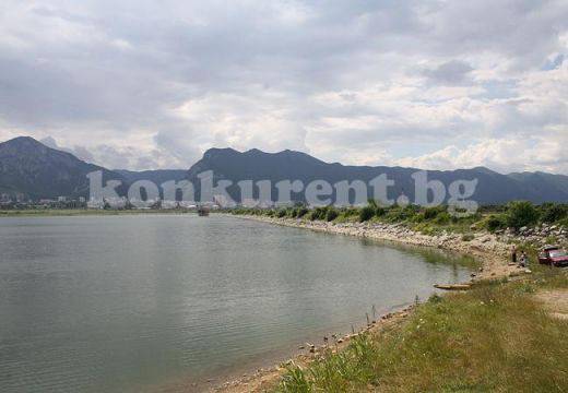 Затрупаха язовир „Дъбника” с отпадъци