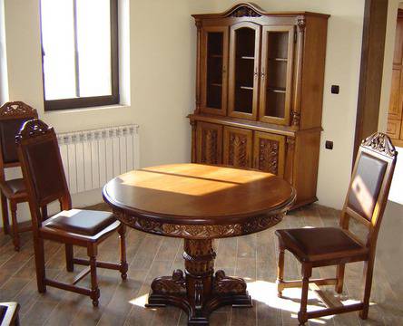 Защо да обзаведем офиса си с ретро мебели от масив