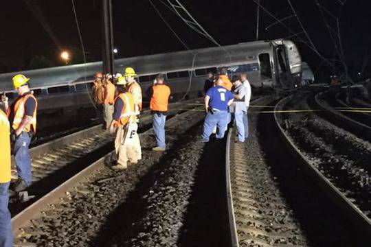 Пътнически влак дерайлира във Филаделфия
