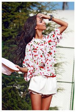 AVIN: Закачливо лято с блуза с черешки от дизайнерите на Avin