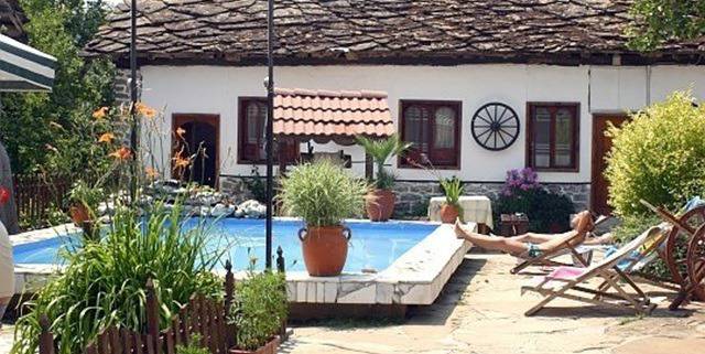 Почивка на планина в с. Козирог, Габровски Балкан! 1 или 2 нощувки, закуски, вечери и забавления за Карнавал на хумора и…