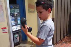 Дете вижда уличен телефон за първи път