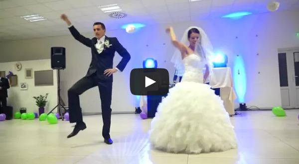МЕГА ИЗНЕНАДА! МЛАДОЖЕНЦИ разбиха гостите с първия си танц! Виж го и ти!