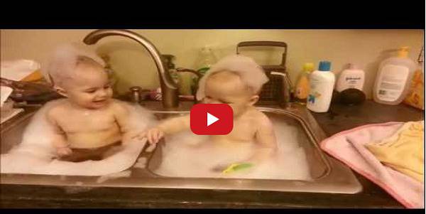 Тази майка остави близнаците си в мивката, но вижте какво прави детенцето от ляво… (ВИДЕО)