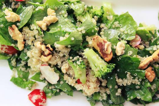 Спаначена салата с киноа и зеленчуци