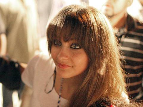 Вижте как изглежда днес дъщерята на Майкъл Джексън (Снимки)