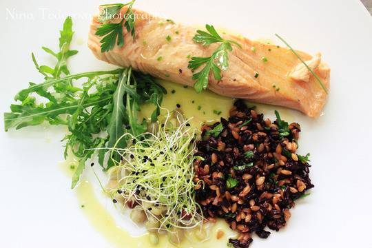 Филе от сьомга с черен ориз, лимец и кълнове
