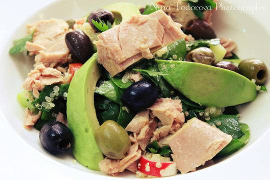 Спаначена салата с авокадо и киноа