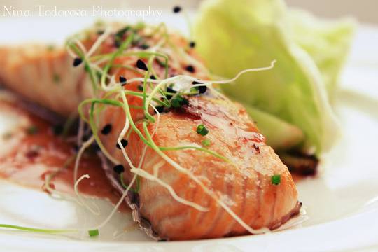 Печено филе от сьомга с черен ориз, лимец и кълнове