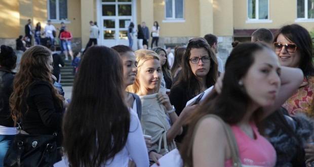 Повече от 58 000 зрелостници се явяват на матурата по Български език и литература