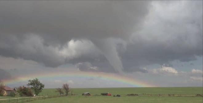 Уникално видео на торнадо, което минава през дъга