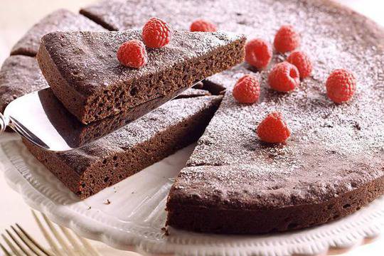 Шоколадов сладкиш с ликьор, малини и пудра захар