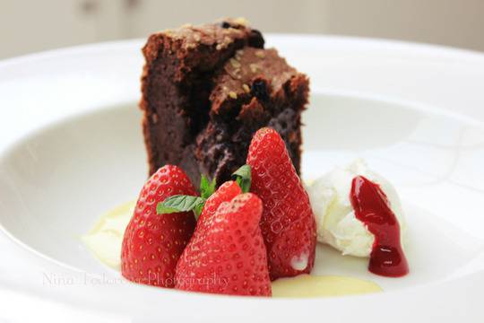 Рецепта за невероятно вкусен кейк с черен шоколад, овесени ядки и ягоди