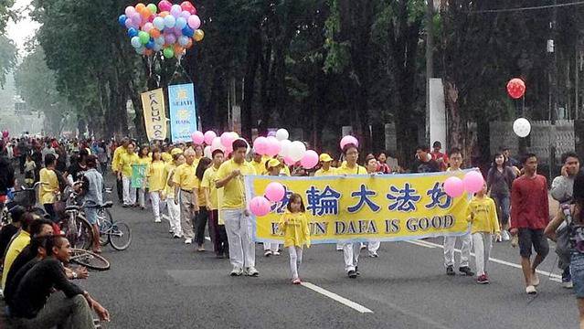 В Индонезия празнуваха Световния ден на Фалун Дафа