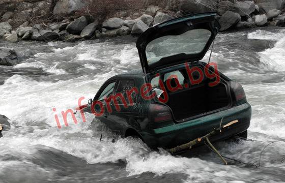 Започна ваденето на колата, паднала в река Струма – ИНФОМРЕЖА – НОВИНИ ОТ ЮГОЗАПАДНА БЪЛГАРИЯ