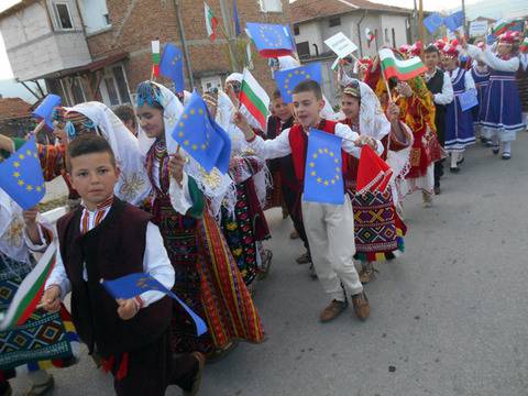 С парадно шествие откриха Международния фестивал „Да пеем и танцуваме заедно“ в Гърмен – ИНФОМРЕЖА – НОВИНИ ОТ ЮГОЗАПАДНА…
