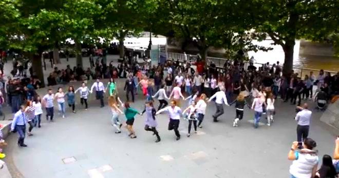 Българско хоро в центъра на Лондон