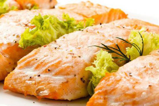 Сьомга със зехтин и бяло вино на фурна