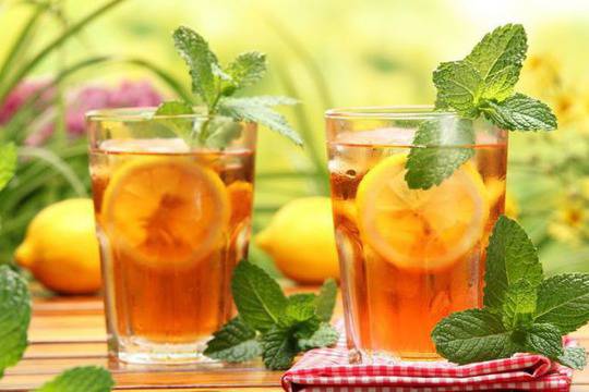 Студен чай с мед, лимон и мента