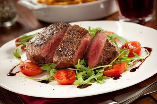 Телешки стекове с рукола и чери домати