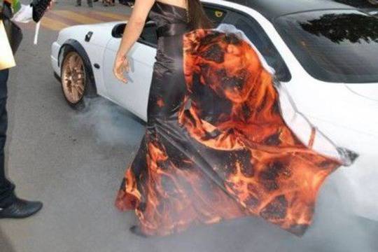 „Огнената абитуриентка“ – вдъхновена от Катнис? (видео)