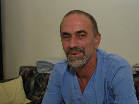 Шеф на болница се направи на просяк