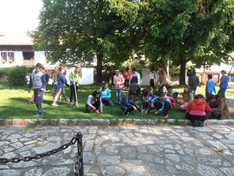 Ученици и учители, от НУ „Св. св. Кирил и Методий“, облагородиха детската площадка пред музея в Разлог