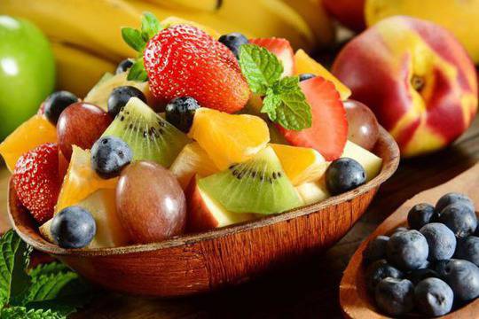 Плодова салата от ябълки с ягоди, киви и праскови