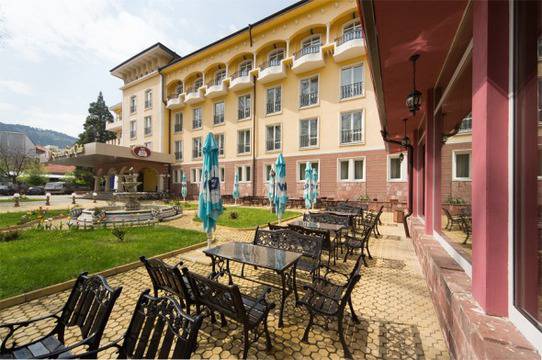 Синовете на бившия президент и сестрата на партиен функционер купуват скъп хотел