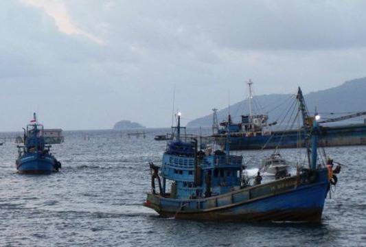 Товарен кораб отвлечен в Индонезия