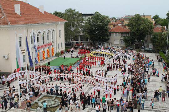 Хайде на „Хоро край морето”