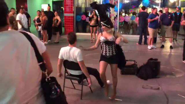 Танцьорка се напикава инцидентно върху мъж, по време на улично шоу в Лас Вегас!