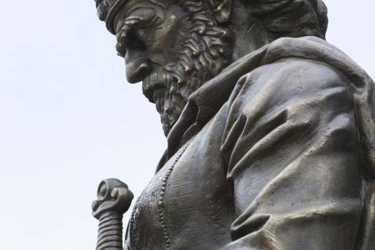 Работна група решава за „светещия“ поглед на паметника на цар Самуил