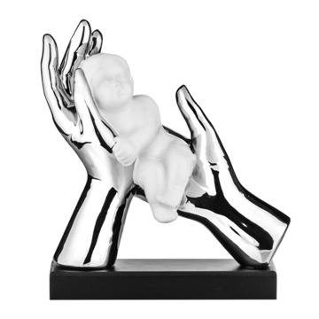 Впечатляваща статуетка от керамика, изобразяваща две ръце държащи бебе – подходяща за подарък за новородено бебе и специални…