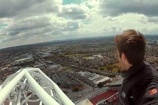 Луда глава изкатери арката на „Уембли“