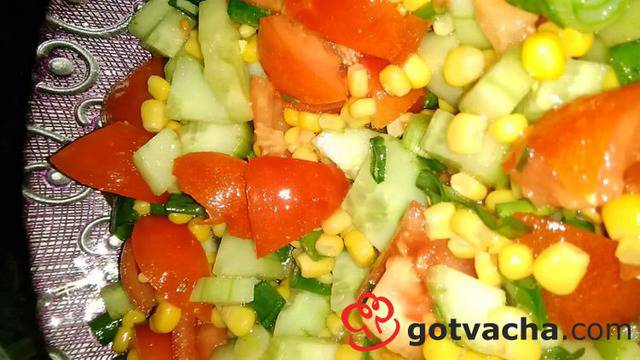 Салата с домати, краставици и царевица