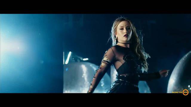 Криско удря рамо на още една непълнолетна певица