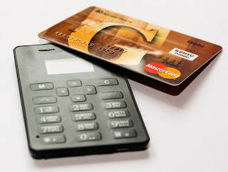 Блогът на Магазинчето: AIEK M5 кредитна карта или телефон?