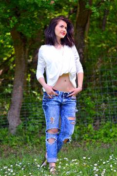 Преплетен топ и скъсани дънки