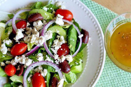 Зелена салата с червен лук и маслини