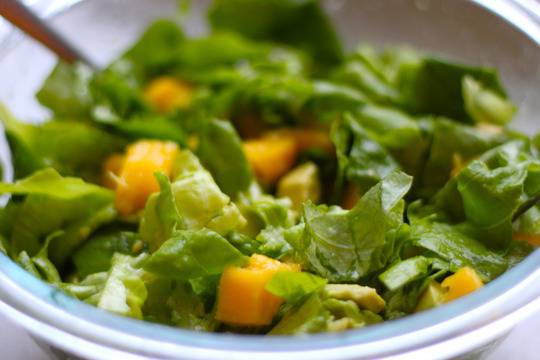 Лятна зелена салата с манго и авокадо