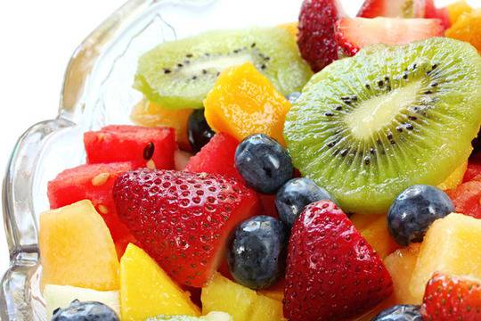 Плодова салата с киви, диня, ягоди и манго