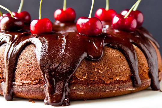 Шоколадов кекс с шоколадова заливка и череши