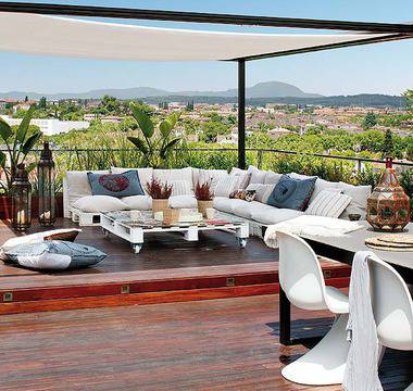 Красив дом с огромна тераса