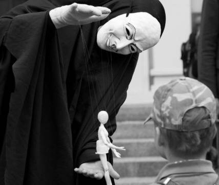 Колко удобно ни е в симулакрума!